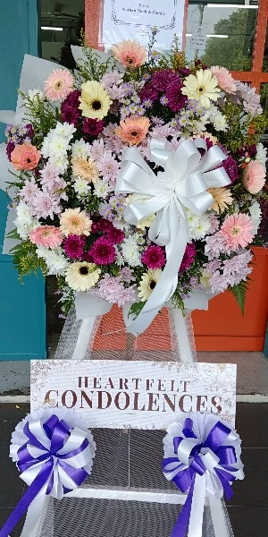 Graceful Daisy, wreath spray